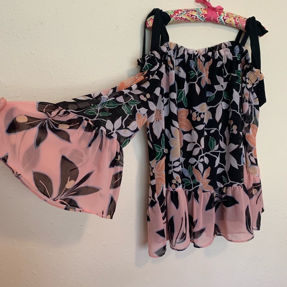 LOFT Tops - EUC Ann Taylor Loft floral blouse